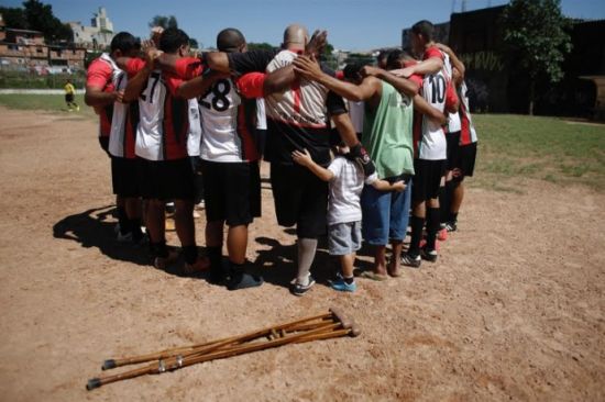 巴西一条腿足球运动员仍驰骋球场精神获赞_越