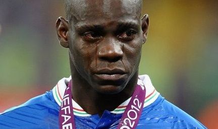 逗<em>妹</em>吐槽:<em>双子</em>星诠释年龄差 国脚欲<em>与</em>角旗试比