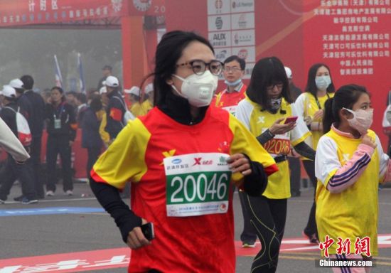天津国际马拉松赛雾霾中鸣枪 选手推轮椅参加
