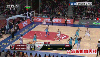 比赛中,广东队易建联篮下策应,周鹏接球双手暴扣砍下两分.