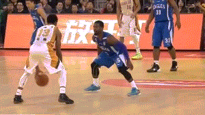 动图-韦弗展现精彩运球 变相将对手晃倒在地