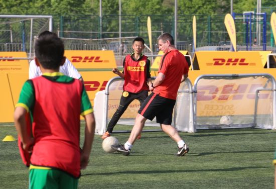 曼联传奇球星埃尔文先生与北京国安U15青年队小队员进行足球对抗训练