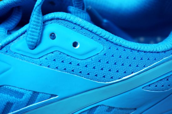 鞋面细节：跑鞋鞋口处设有三个相近鞋孔用于调节松紧。