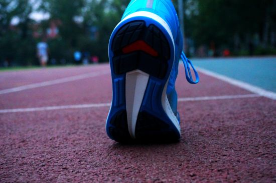 如果将图中鞋底的白色区域运用镂空设计，增加透气通道，可大大增加跑鞋底部的透气性，提升整体温控能力。