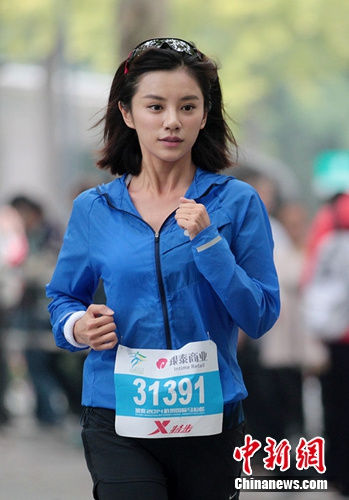 <em>女主持</em>伊一马拉松首秀抢镜 男粉丝助跑10公里
