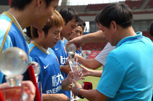 图文-[中甲]广州恒大VS延边 谢志光为球员颁奖