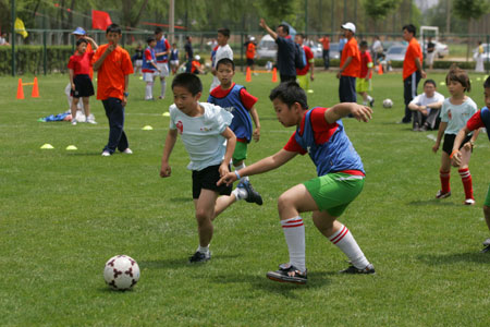 北京小学生对灾区儿童传祝福 三高基地设足球