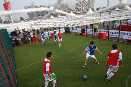 双雄抵京超级杯嘉年华狂欢趋高潮笼式足球决赛
