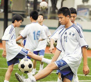 李玮峰公司助力深圳足球发展 联合学校选拔足