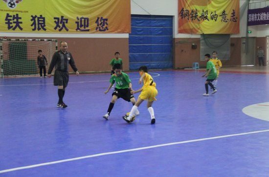 深圳小学生秀技五人制足球场 家长:跟着孩子沾