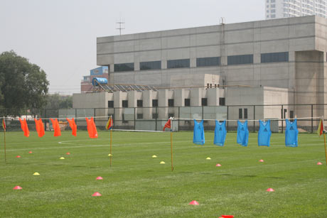 图文-女足热身赛后恢复训练网式足球场酷似晾衣房