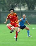 图文-[教学赛]中国女足0-0美国 徐媛在比赛中控球