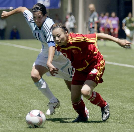 图文-女足世青赛中国0-0阿根廷汪玲玲奋力争抢