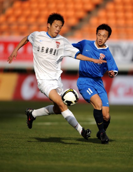 图文-2008-2009中国高中足球联赛开赛 进攻方