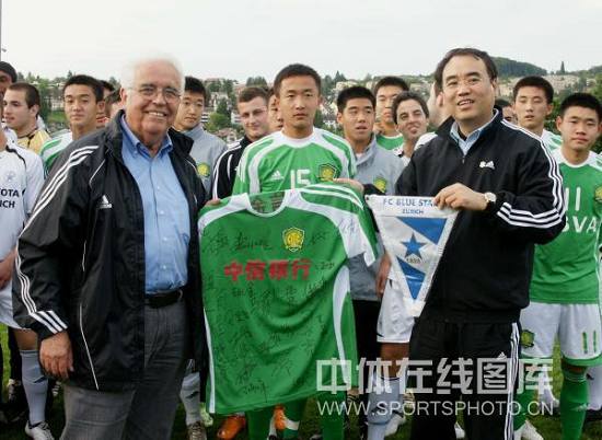 图文-FIFA青年杯中国队热身赛取胜 双方交换礼