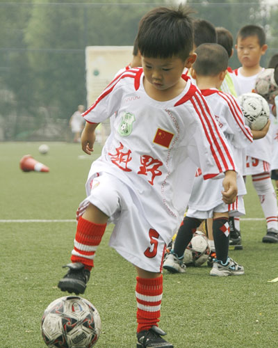 图文-越野足球俱乐部幼儿班练球 练习停球技巧