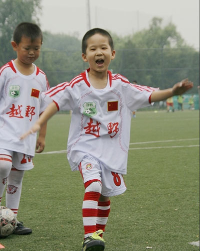 图文-越野足球俱乐部幼儿班练球 狂奔庆祝进球