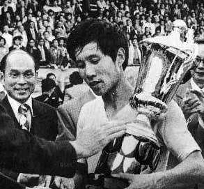 图文-广东足球60年最受欢迎球员评选 何佳