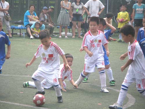图文-前国安球员捧场幼儿足球赛 控球技术娴熟