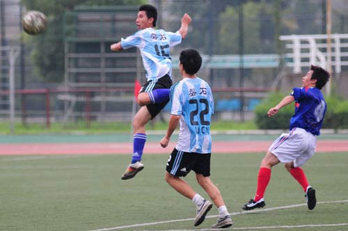 图文-草根足球联赛杭州赛区第二轮 弹跳能力惊