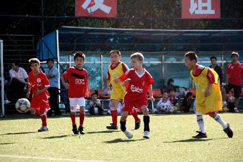 图文-越野国庆杯国际少年足球赛 关键时刻脚打
