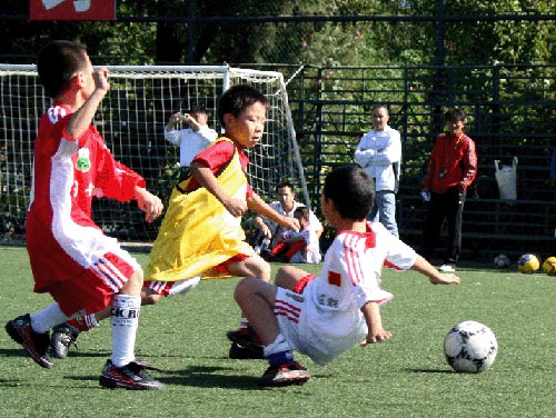 图文-越野国庆杯国际少年足球赛 拼抢尤为激烈