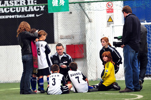 图文-北京市小学五人制足球赛开战 教练场下指