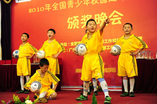 图文-全国青少年校园足球冬令营小朋友们表演