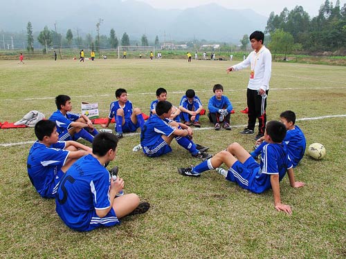 图文-2010校园足球冬令营 小球员听从教练指挥
