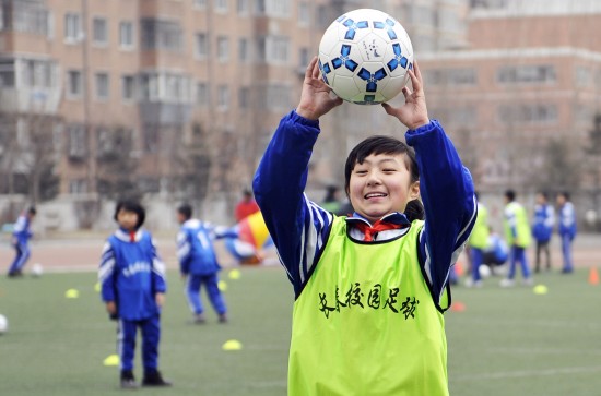 图文-长春启动青少年校园足球活动 小学生享受