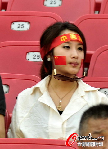 图文-[女足亚洲杯]中国VS澳大利亚 美女个性装