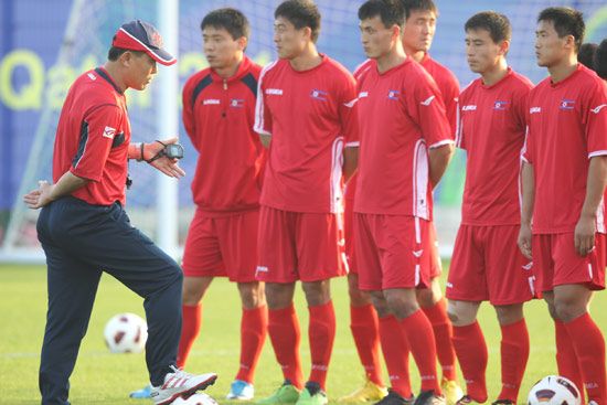 图文-朝鲜国足备战亚洲杯 主教练部署训练内容