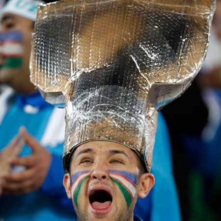洲杯]乌兹别克VS澳大利亚球迷自制纸帽子_国