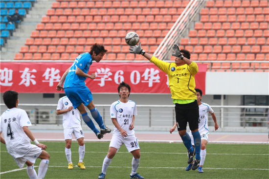 图文-全国大学生足球联赛精彩瞬间 门将单手击
