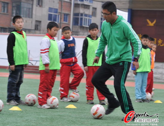 图文-秦皇岛市展开足球进校园活动 体育老师带