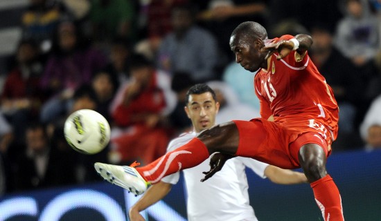 图文-泛阿运动会巴林获男足冠军 奥马尔飞腿停