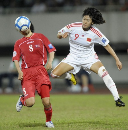 图文-中国女足名将韩端将退役 与朝鲜比赛时拼
