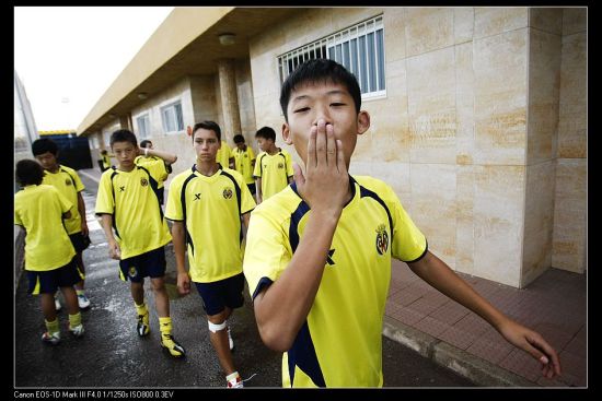 图文-中国足球希望之星比利亚雷亚尔训练 兴奋