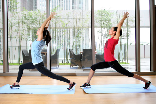 花游美女示范瑜伽动作2