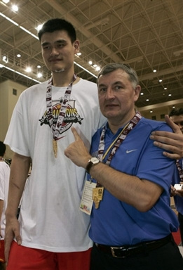 资料图-2005年中国男篮亚锦赛夺冠 尤纳斯和爱