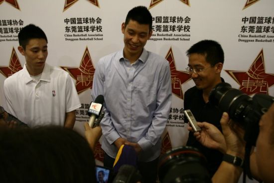 林书豪访问东莞篮球学校 希望未来能够跟弟弟