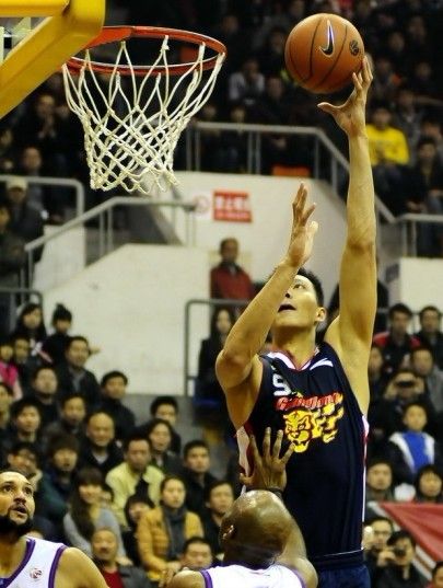 太空易来了!高难度单手战斧补扣 这是NBA级十