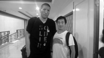 巴特尔与记者合影留念