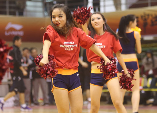 啦啦队热辣舞蹈引爆观众热情 中南大学10分险