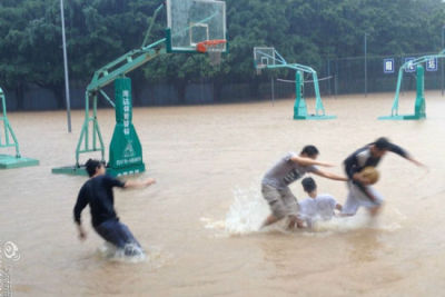 疯狂！雨水过膝盖照样打篮球！你要试试吗(图)