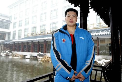 图文-辽宁盼盼队员苏州拍照留念 刘相韬单人照