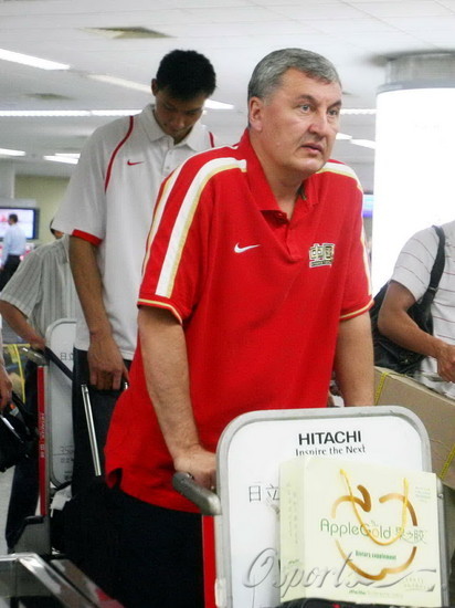 图文-中国男篮抵达上海 主教练尤纳斯满脸慈祥