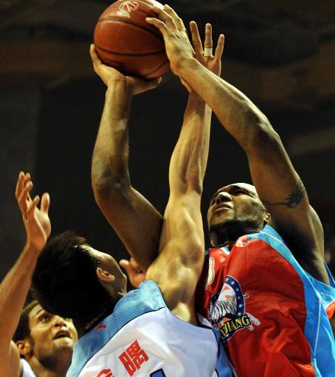 图文-[CBA]北京首钢VS新疆广汇 胡安强行上篮