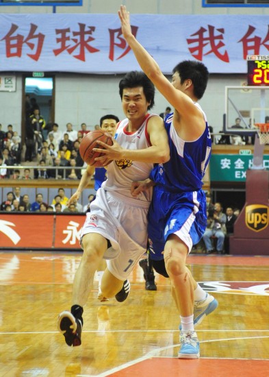 图文-[CBA第38轮]广东VS江苏 王仕鹏冲进篮下