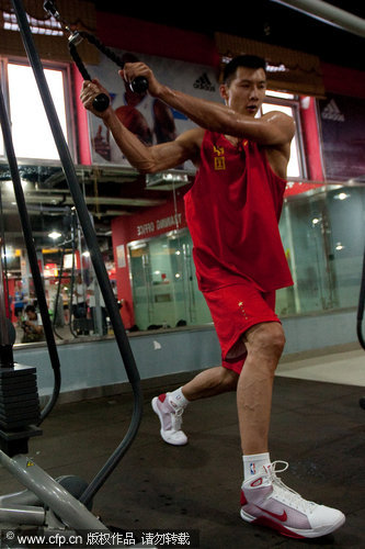 图文-中澳战前男篮力量房训练 易建联长进不少